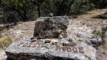 Terreno rochoso com uma grande rocha marcada como 'FOSSIL RIDGE'.