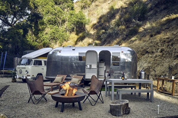 Outdoor dining - Secluded Pet Friendly Airstream in Calabasas, California (Calabasas)