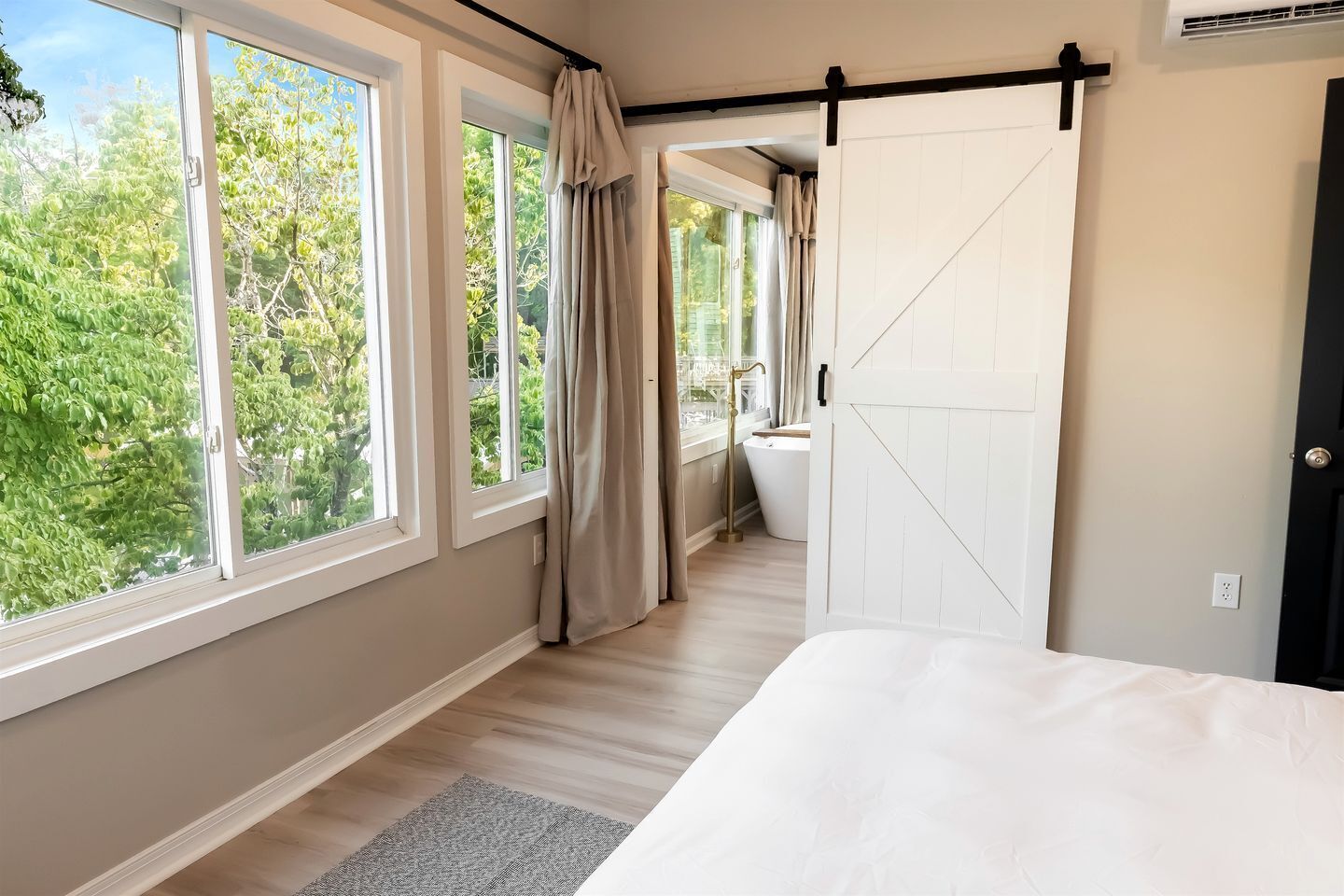4 bedrooms, desk, WiFi, bed sheets