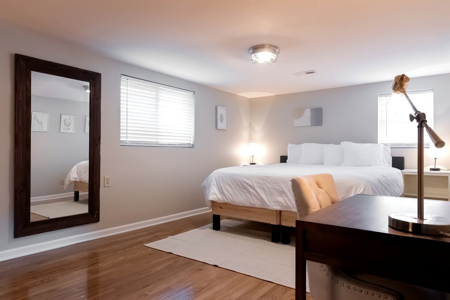 4 bedrooms, desk, WiFi, bed sheets