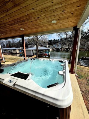 Outdoor spa tub