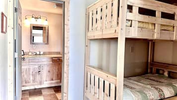 2 bedrooms, desk, iron/ironing board, WiFi