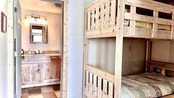 2 bedrooms, desk, iron/ironing board, WiFi