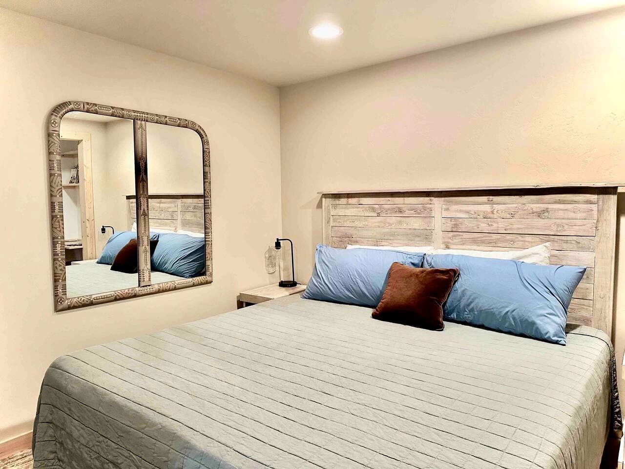 2 bedrooms, desk, iron/ironing board, WiFi