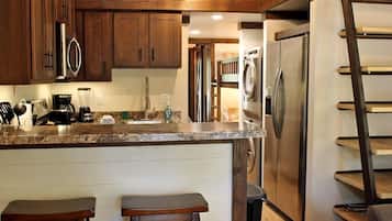 Coffee/tea maker, fridge, microwave, oven