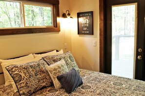 Desk, WiFi, bed sheets
