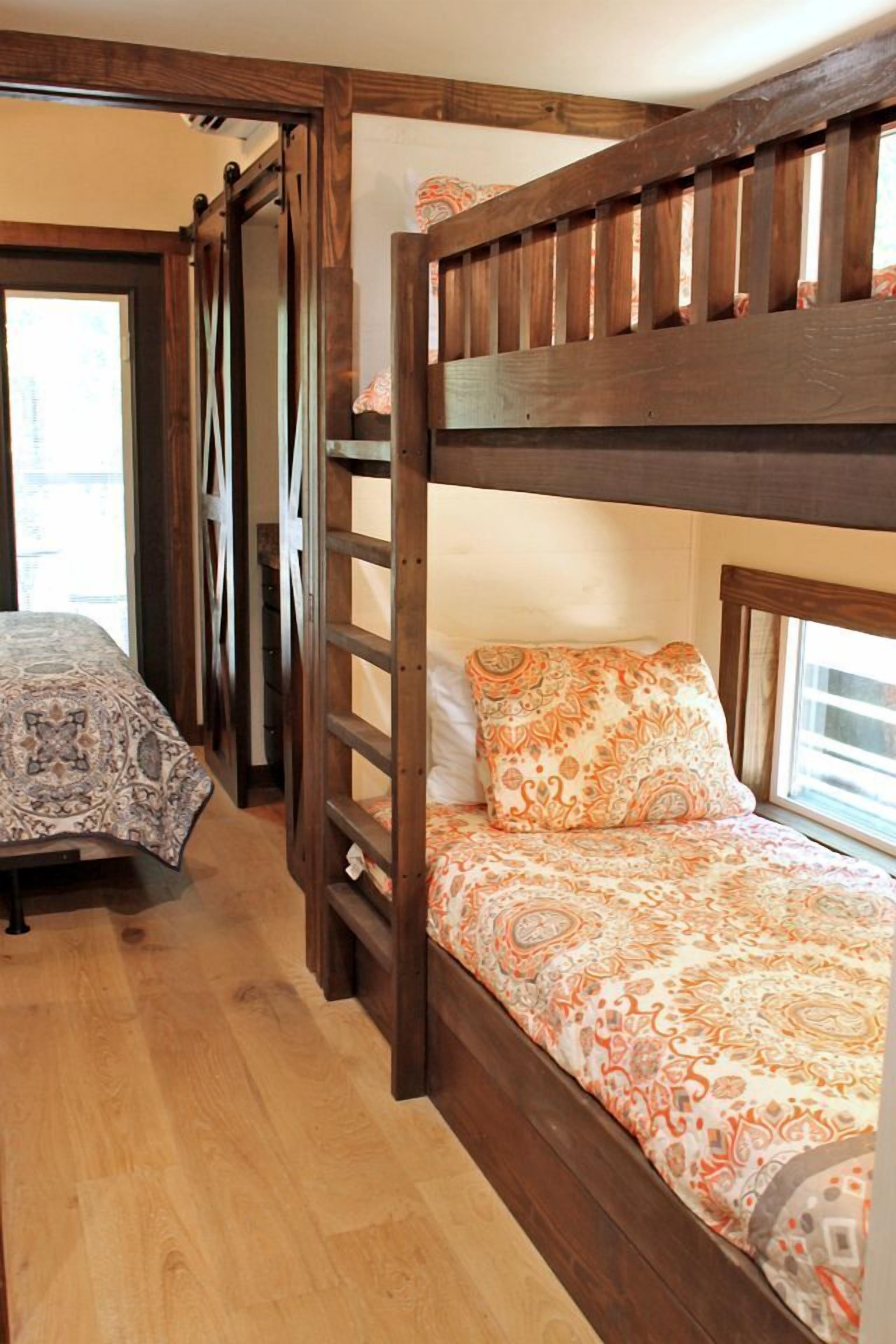 1 bedroom, desk, WiFi, bed sheets