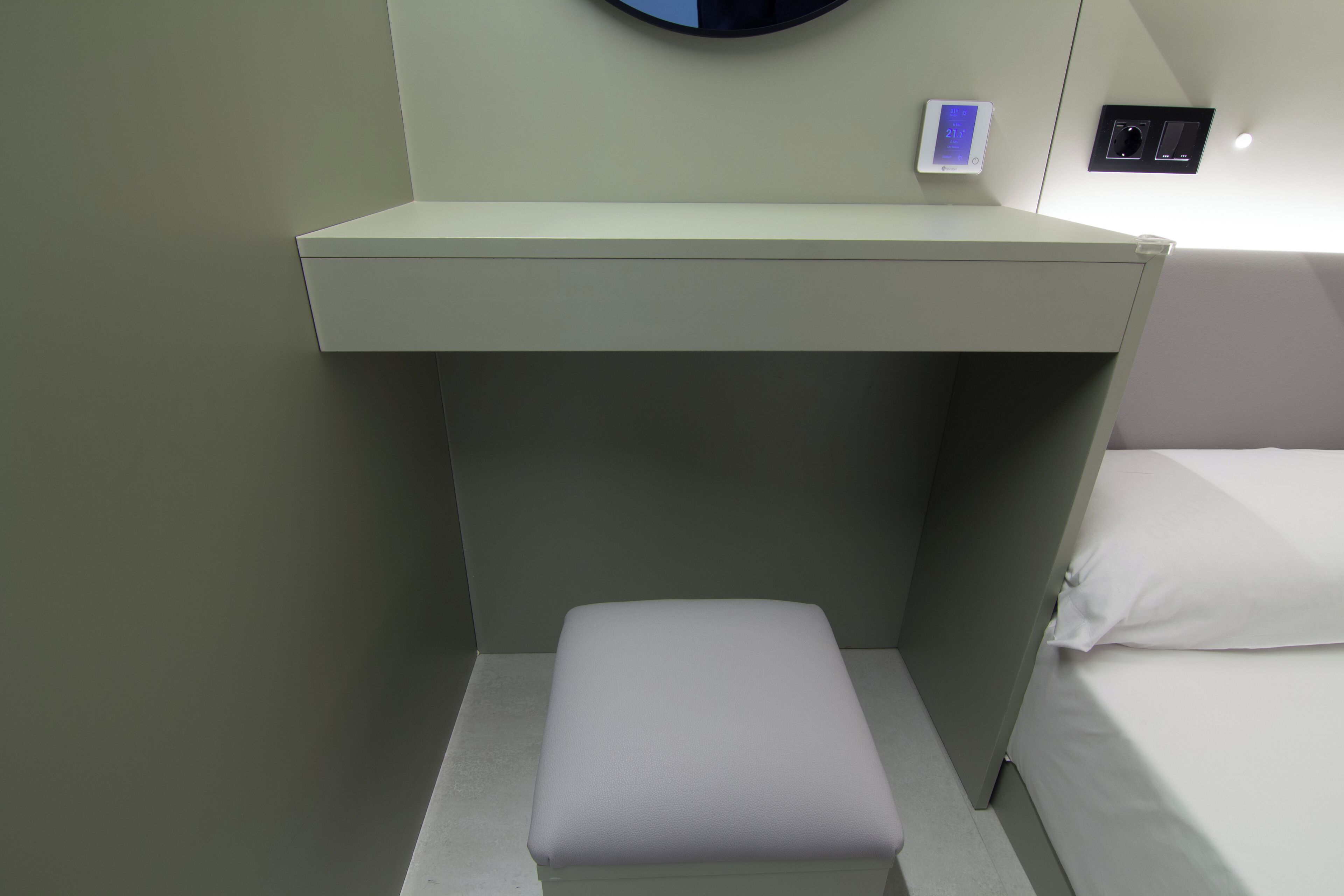 Lower Private Capsule | Laptop workspace, free WiFi, bed sheets