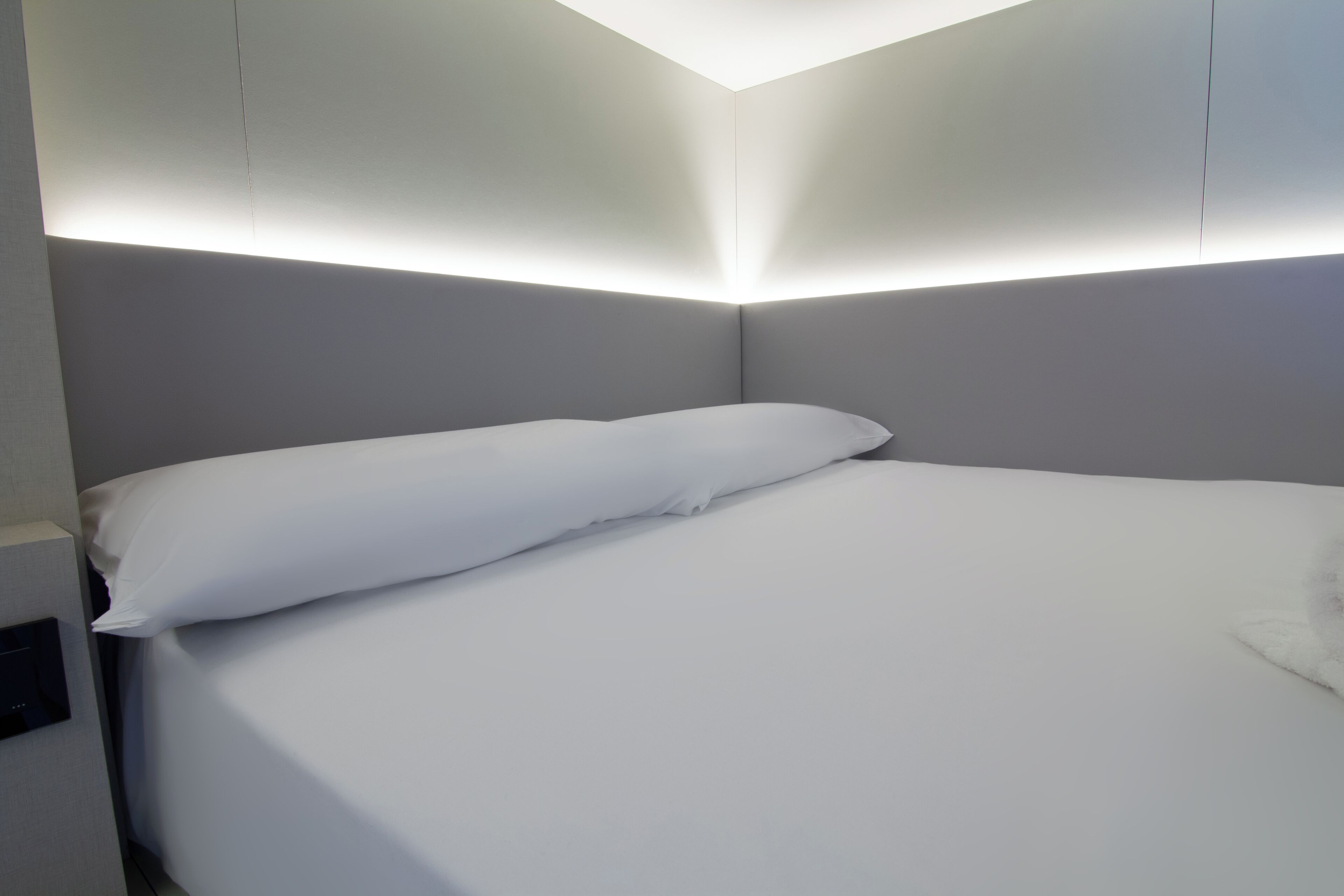Upper Private Capsule with large bed | Espacio para trabajar con un portátil, wifi gratis, ropa de cama