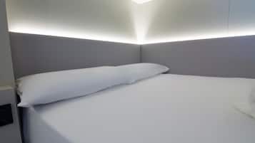 Upper Private Capsule with large bed | Espacio para trabajar con un portátil, wifi gratis, ropa de cama