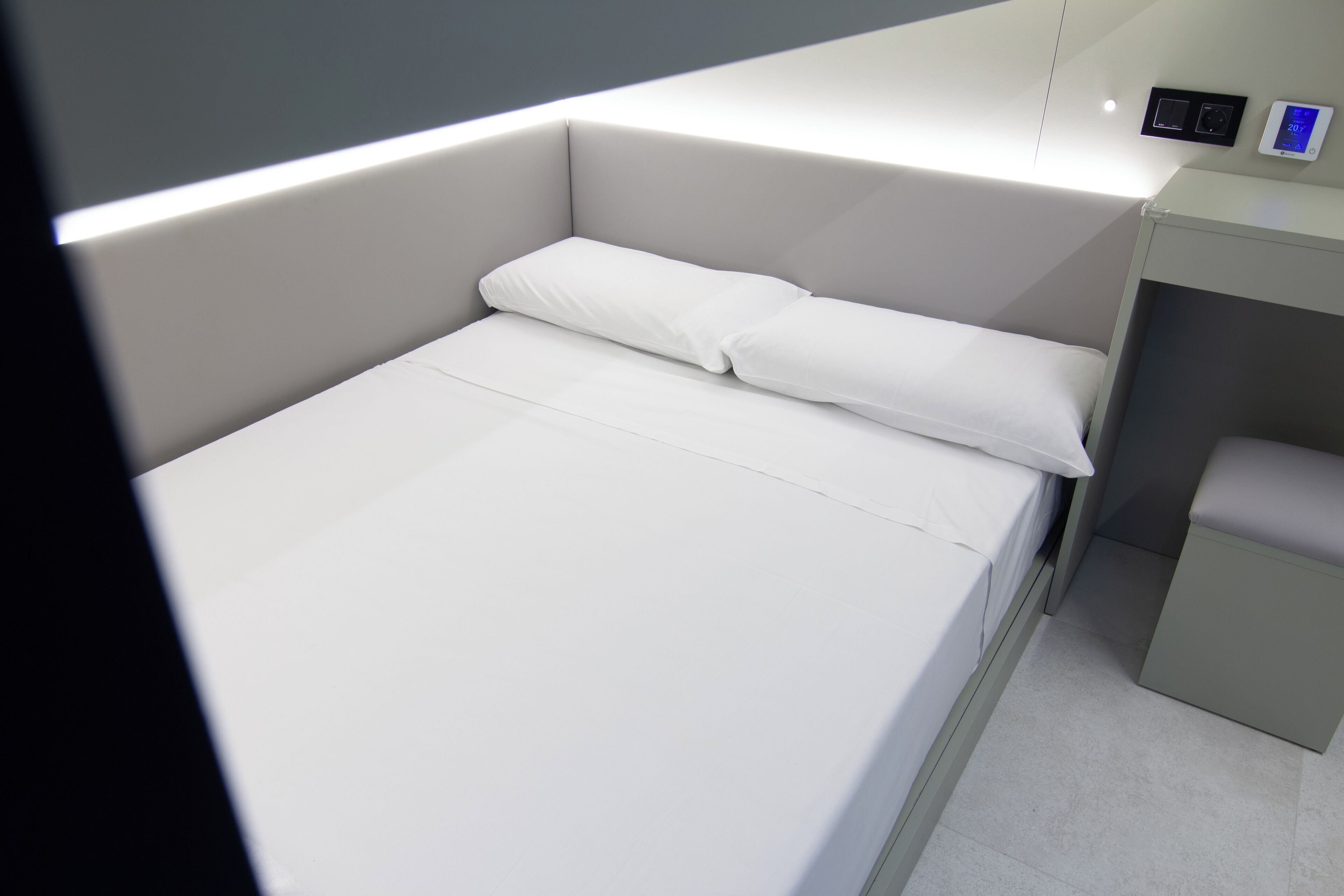 Lower Private Capsule with large bed | Een laptopwerkplek, gratis wifi, beddengoed
