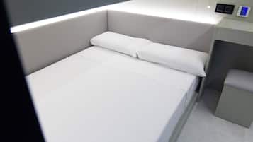 Lower Private Capsule with large bed | Een laptopwerkplek, gratis wifi, beddengoed