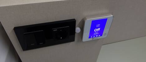 Panel de control con pantalla digital que muestra 'OFF' y un termostato.