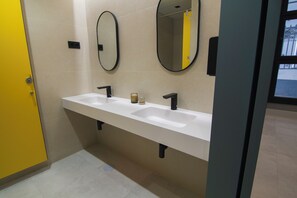 Bathroom - Hostel Superlativo Vialia I (Málaga)