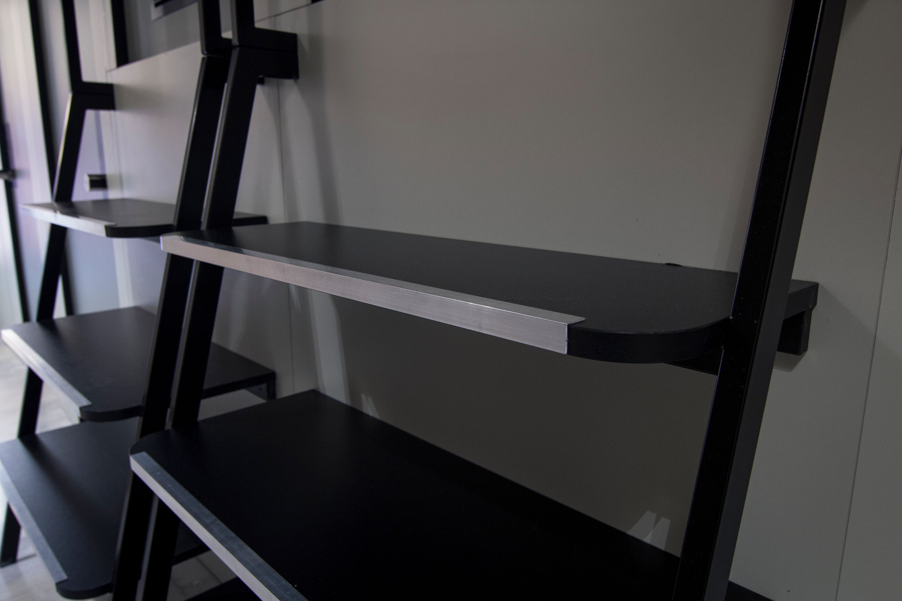 Estanterías blancas y negras de diseño minimalista.