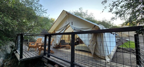 Outdoor dining - Incredible Modern Tented Cabin with Tiny Deck Surrounded by Nature in California (Fallbrook)