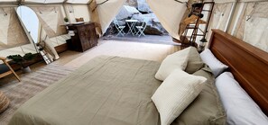 1 bedroom, WiFi, bed sheets - Incredible Modern Tented Cabin with Tiny Deck Surrounded by Nature in California (Fallbrook)
