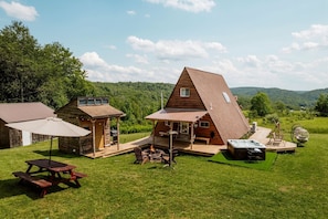 Outdoor dining - Amazing A-Frame with ATV on a Private Retreat for an Unforgettable Escape in the Catskills near Roscoe, New York (Roscoe)