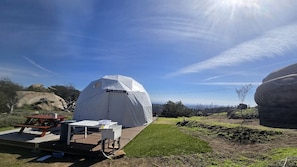 Outdoor dining - Enchanting Dome Glamping with Mountain and Pacific Views Near Fallbrook in Southern California (Fallbrook)