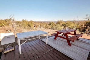 Outdoor dining - Enchanting Dome Glamping with Mountain and Pacific Views Near Fallbrook in Southern California (Fallbrook)