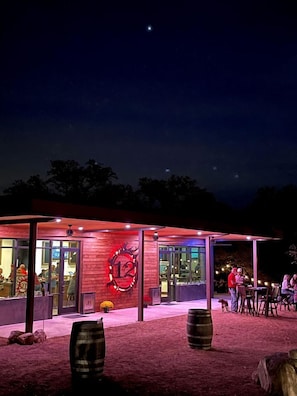 Un restaurant amb façana vermella, portes de vidre i un gran rètol il·luminat amb el número 12.