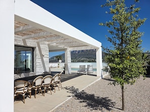 Eine moderne Außenpatio mit Pool, Stühlen und Blick auf die Berge.