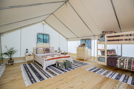 Desk, iron/ironing board, WiFi, bed sheets. Charming Tented Cabin with Fire Pit in Cassville, Missouri