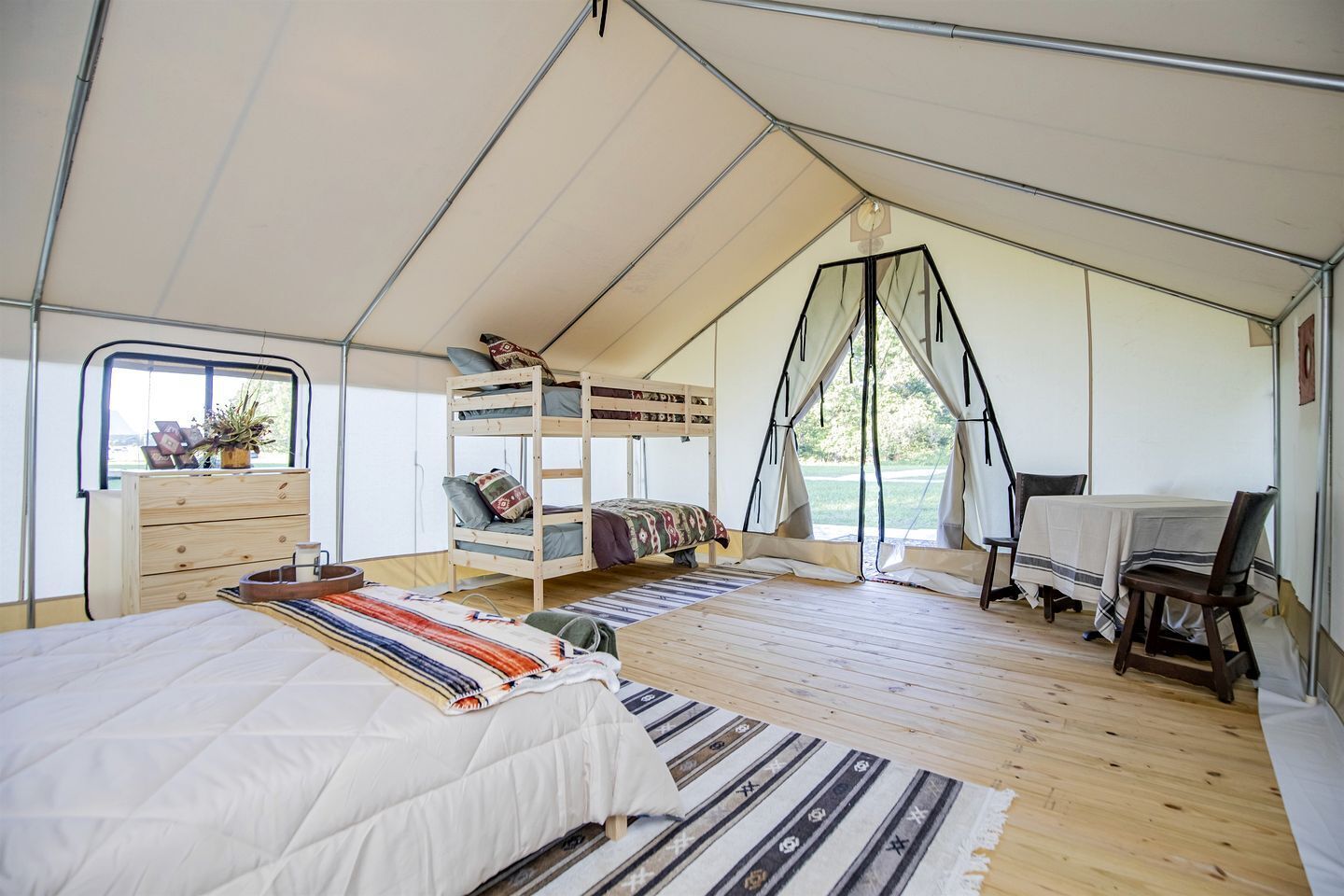 1 dormitorio, escritorio, tabla de planchar con plancha y wifi