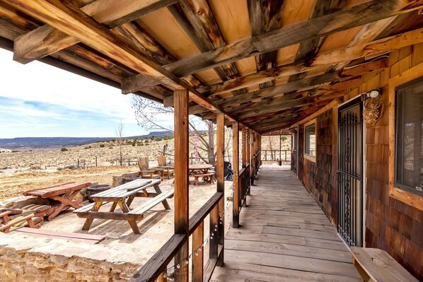 Outdoor dining - Secluded Cabin with Stunning Desert Views in Monticello, Utah (Monticello)
