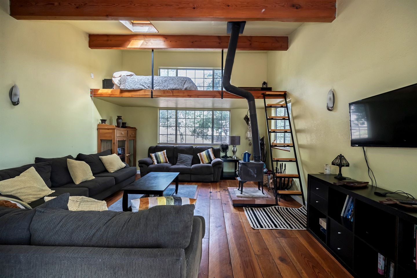 TV, fireplace