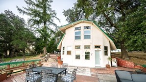 Outdoor dining - Rustic Mountain Lodge with Ocean Views near Palomar Observatory, Palomar Mountain CA (Palomar Mountain)