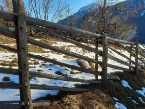 A wooden fence with snow patches and a mountainous backdrop. - Apartment 'Innerdurachhof Hochwart' with Lake View, Shared Terrace and Wi-Fi (Durago di Dentro)
