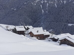 A snow-covered village with wooden houses, a mountain backdrop, and a clear sky. - Apartment 'Innerdurachhof Hochwart' with Lake View, Shared Terrace and Wi-Fi (Durago di Dentro)