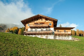 Exterior - Apartment 'Innerdurachhof Hochwart' with Lake View, Shared Terrace and Wi-Fi (Durago di Dentro)