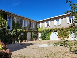 Exterior - "L'Annexe de Camillac - Chambres d'hôtes Côtes Bourg Gironde" on the Vélodyssée (Bourg)