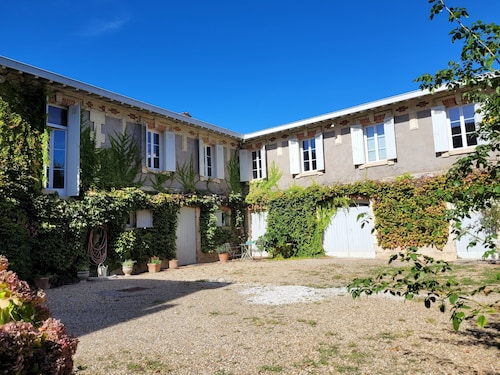 "L'Annexe de Camillac - Chambres d'hôtes Côtes Bourg Gironde" on the Vélodyssée