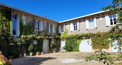 "L'Annexe de Camillac - Chambres d'hôtes Côtes Bourg Gironde" on the Vélodyssée