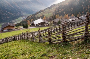 A rural mountain landscape with wooden houses, a wooden fence, and a valley. - Apartment 'Innerdurrach Peilstein' with Lake View, Shared Terrace and Wi-Fi (Durago di Dentro)