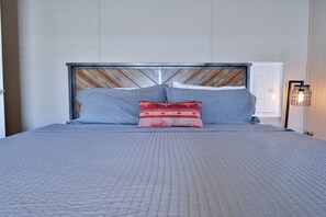 3 bedrooms, iron/ironing board, WiFi, bed sheets - Modern Cabin Incredible to Create New Memories in Utah (Moab)