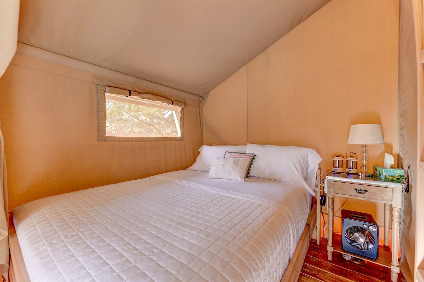 1 bedroom, desk, WiFi, bed sheets