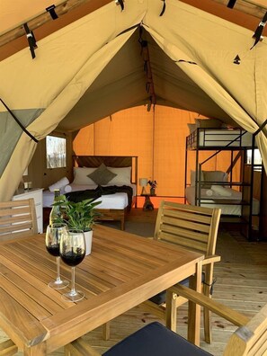 Outdoor dining - Scenic Glamping Home with Lakeside Marina Access Near Lake Livingston in Point Blank, Texas (Onalaska)