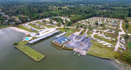 Scenic Glamping Home with Lakeside Marina Access Near Lake Livingston in Point Blank, Texas