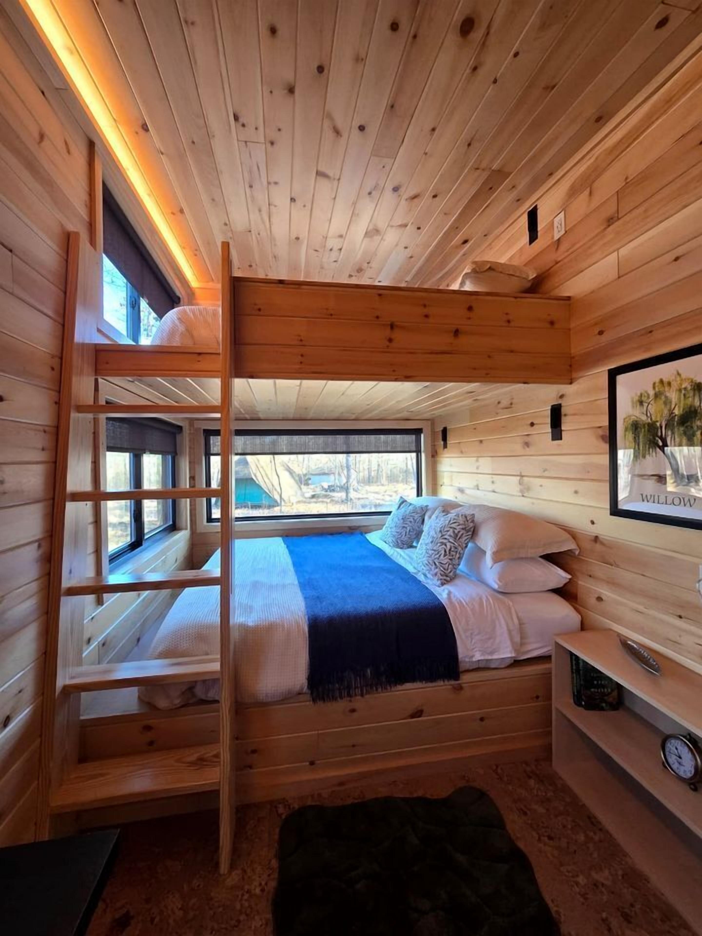 1 bedroom, bed sheets