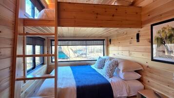 1 bedroom, bed sheets