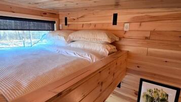 1 bedroom, bed sheets