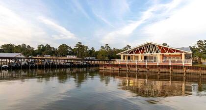 Cozy Lakeside Safari Tent on a Fantastic Resort for an Unforgettable Family Glamping Adventure in Onalaska, Texas