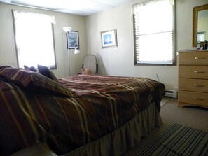 1 bedroom, desk, iron/ironing board, WiFi - Cottage Rental on Chappaquiddick Island with Transferable Ferry Ticket Availability Massachusetts (Edgartown)