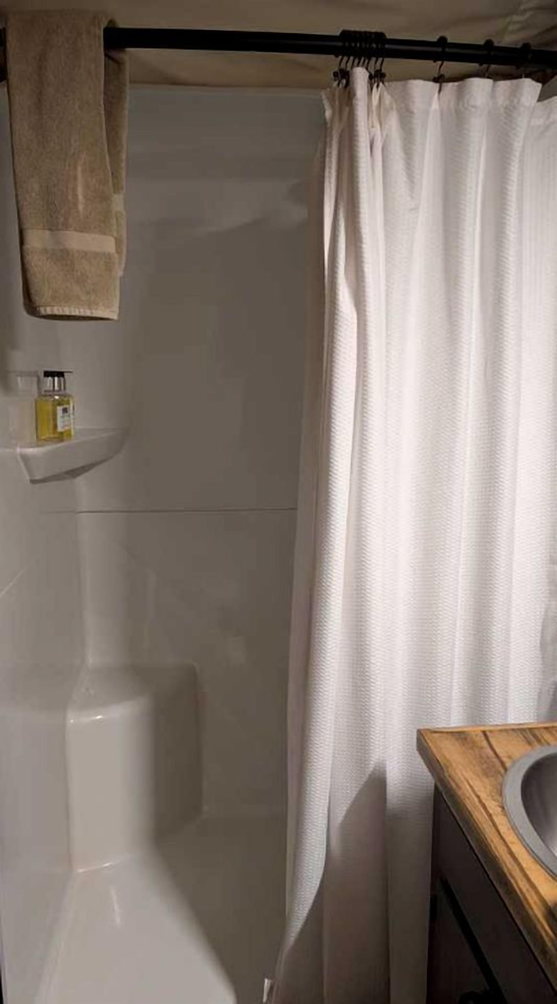 Een haardroger, handdoeken, zeep, shampoo