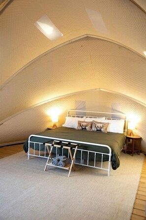 1 bedroom, travel cot, WiFi, bed sheets - Scenic Glamping Tent with Orchard & Farm Animals near Mountainair in Torreon, New Mexico (Torreon)