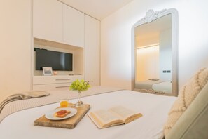 Apartment (1 Bedroom) | 1 bedroom, iron/ironing board, bed sheets - Skyline Lake Apartment (Como)